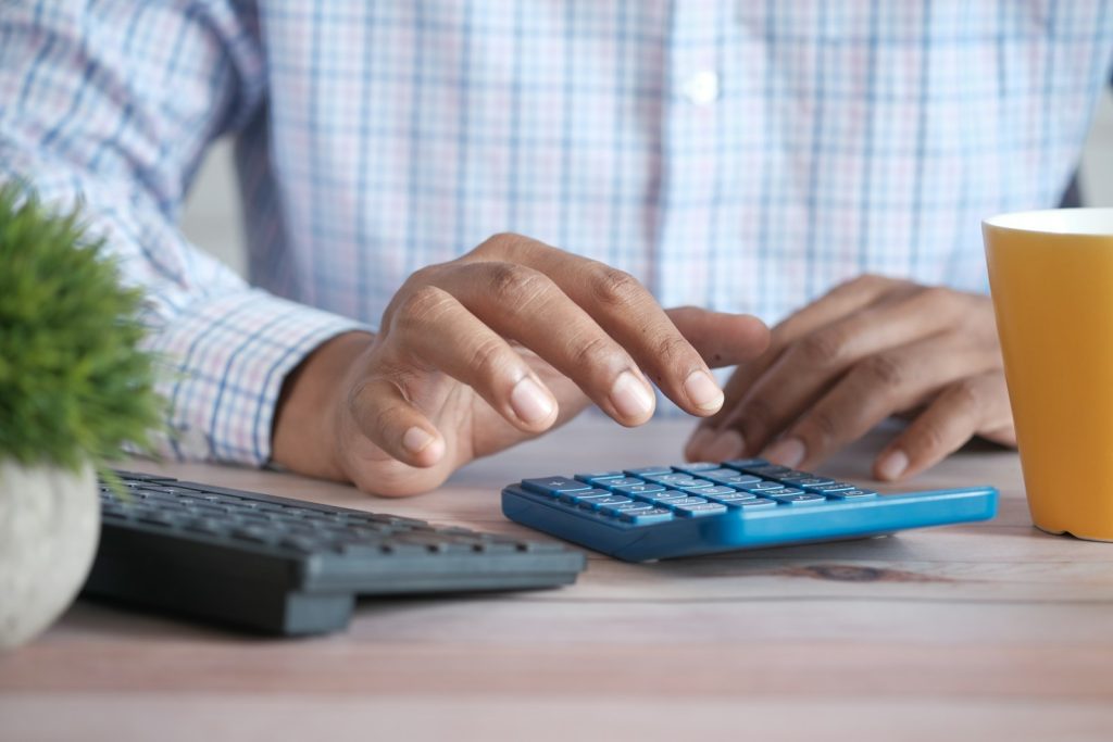 Calcul de salaire avec calculatrice et billets