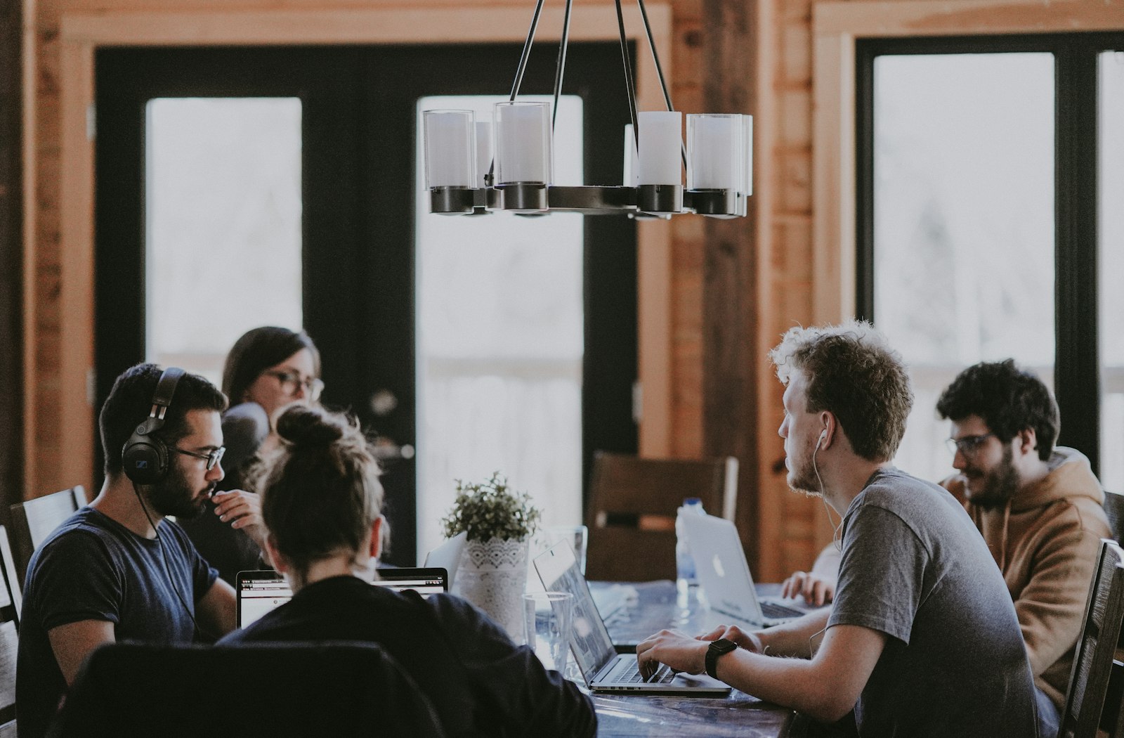 Collaboration autour d'une table de travail