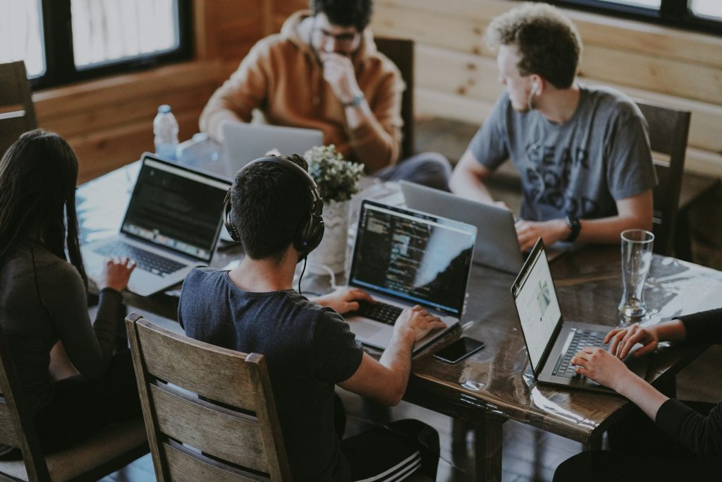 Équipe au travail devant des ordinateurs portables