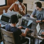 Outils IA emploi : cinq assistants gratuits qui changent la donne au Québec